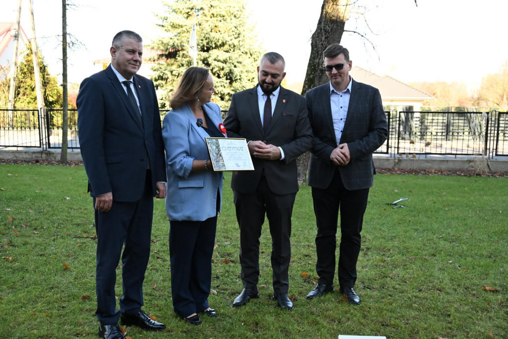 Zasadzenie dębu >Bartuś< na placu I LO w Radzyniu