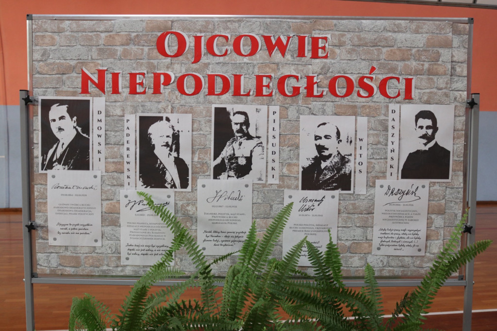 Obchody Święta Niepodległości w SP w Komarówce