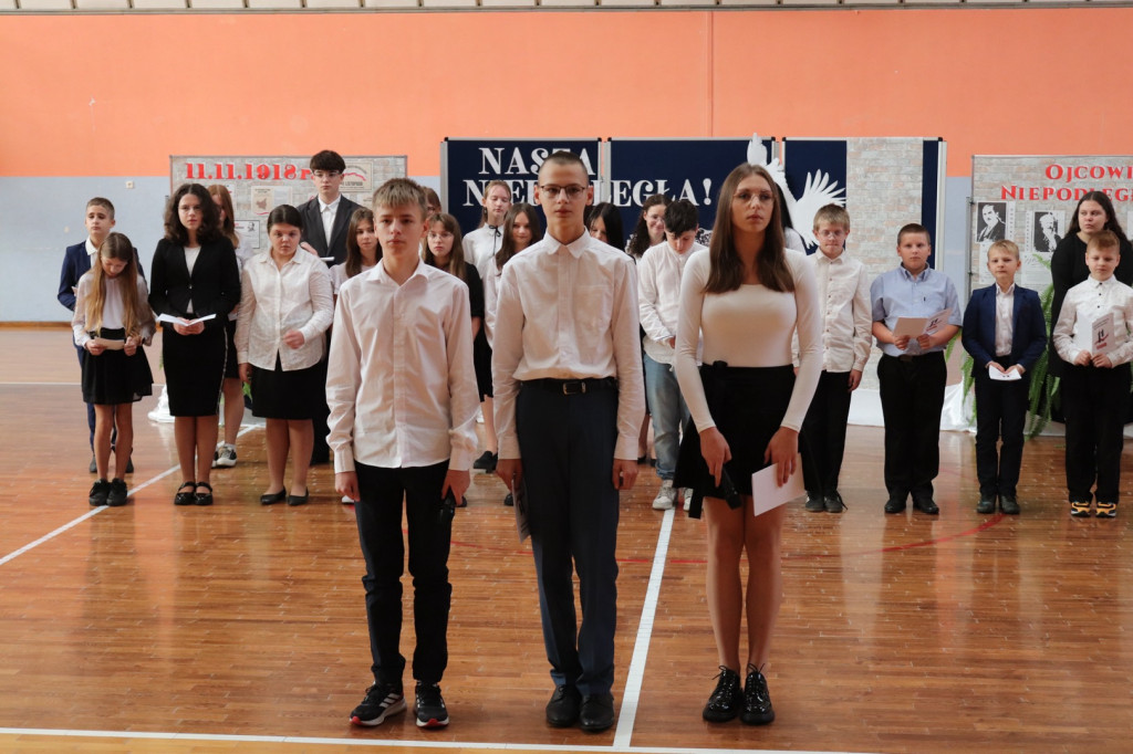 Obchody Święta Niepodległości w SP w Komarówce