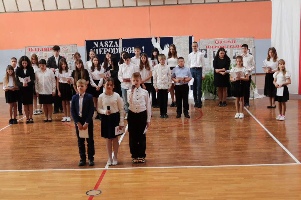 Obchody Święta Niepodległości w SP w Komarówce