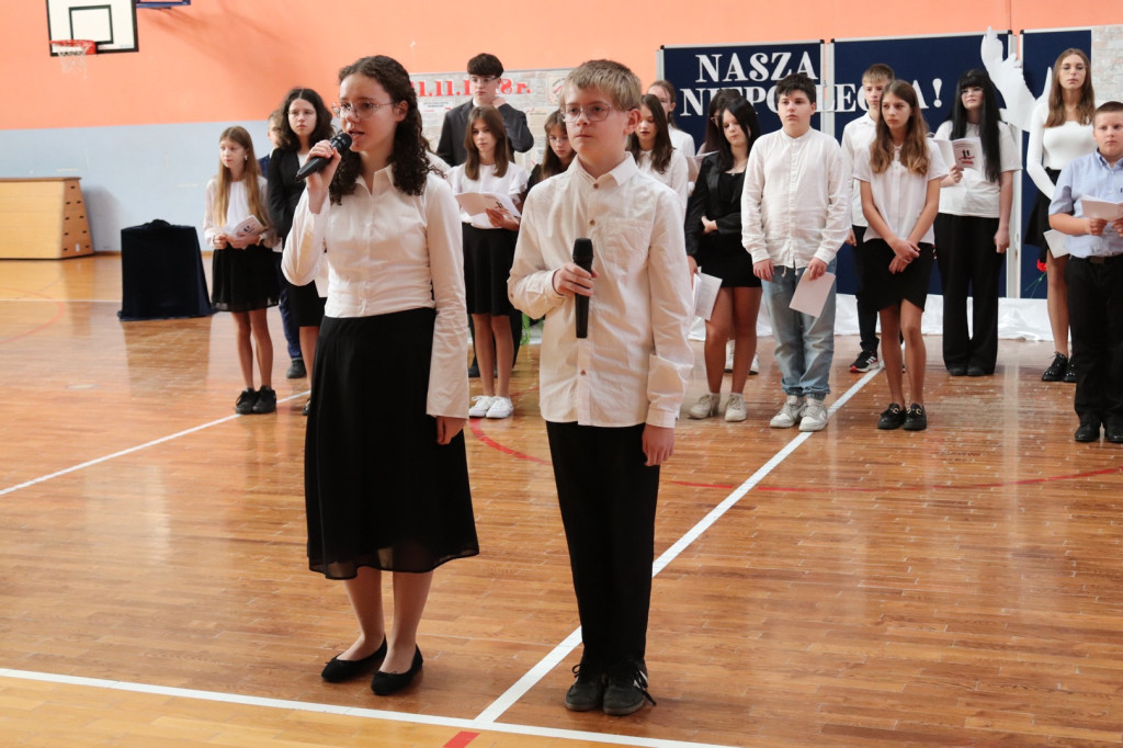 Obchody Święta Niepodległości w SP w Komarówce