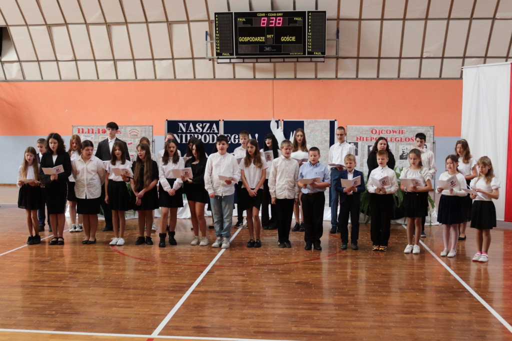 Obchody Święta Niepodległości w SP w Komarówce