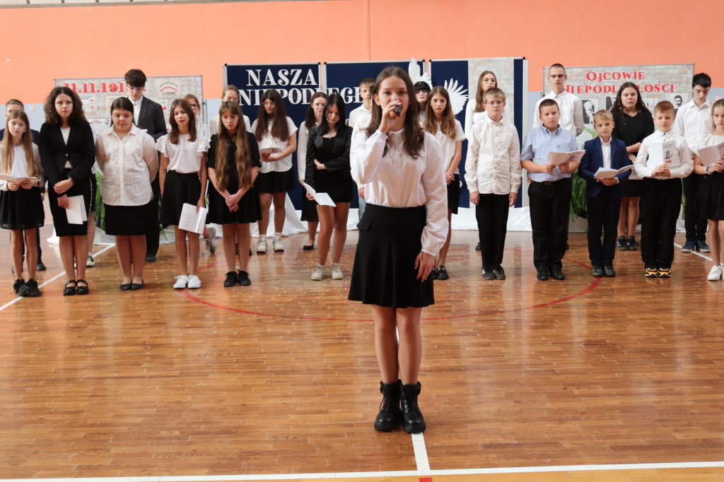 Obchody Święta Niepodległości w SP w Komarówce