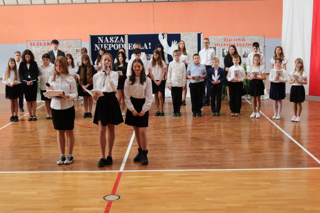 Obchody Święta Niepodległości w SP w Komarówce