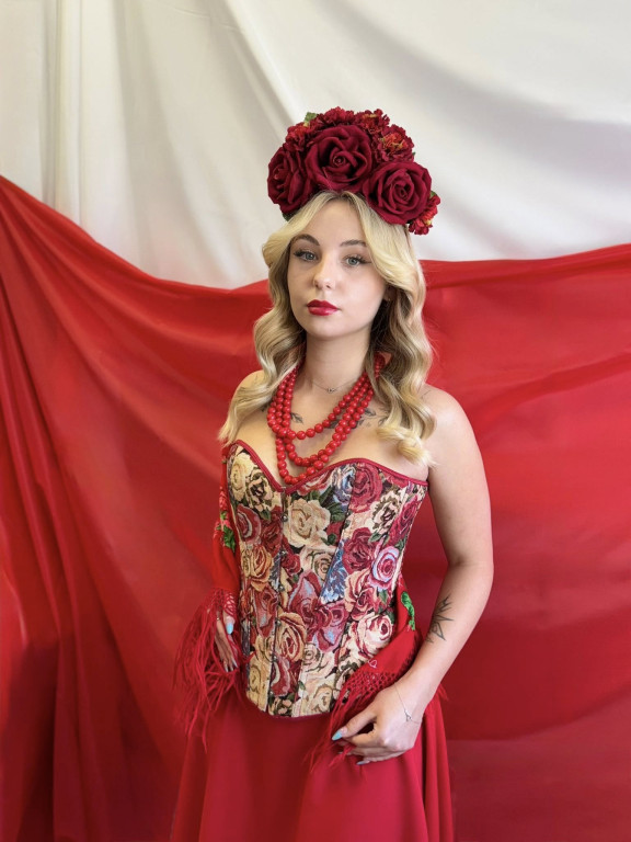 Stylizacje uczennic ZSP na Święto Niepodległości