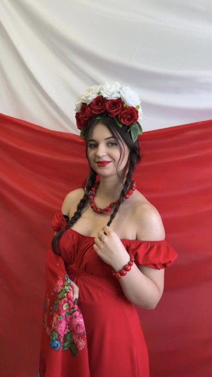 Stylizacje uczennic ZSP na Święto Niepodległości