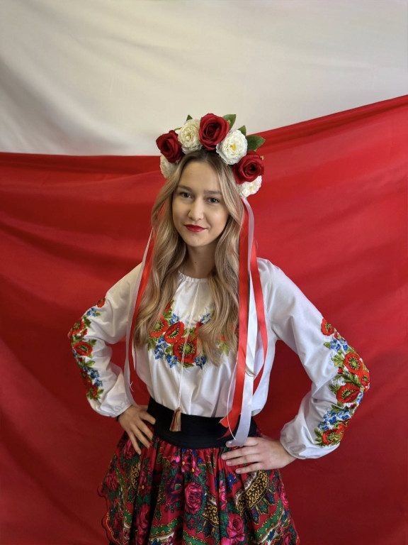 Stylizacje uczennic ZSP na Święto Niepodległości