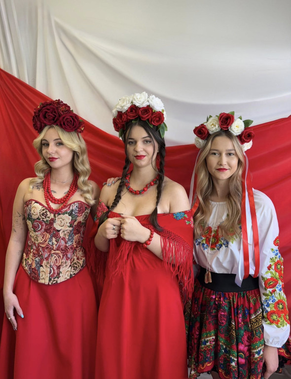 Stylizacje uczennic ZSP na Święto Niepodległości