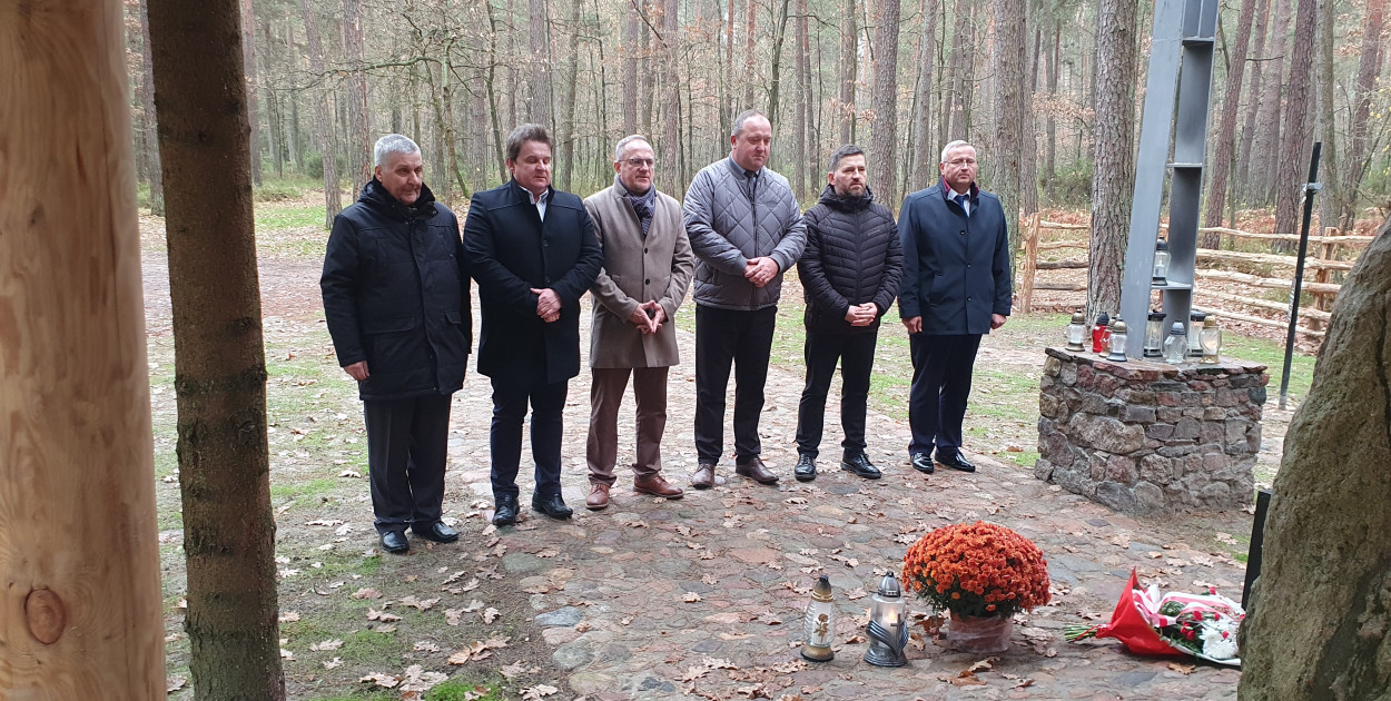 Złożenie kwiatów przez delegację RaSIL i RG