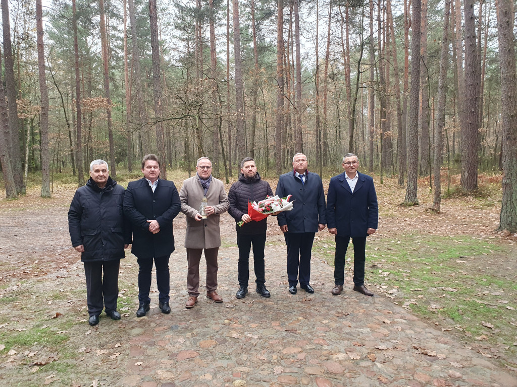 Złożenie kwiatów przez delegację RaSIL i RG