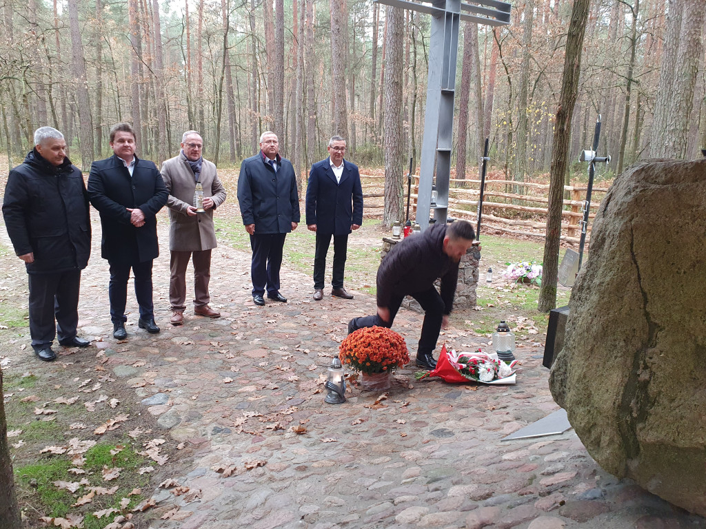 Złożenie kwiatów przez delegację RaSIL i RG