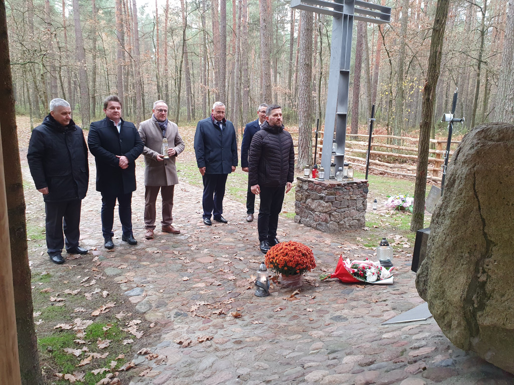 Złożenie kwiatów przez delegację RaSIL i RG