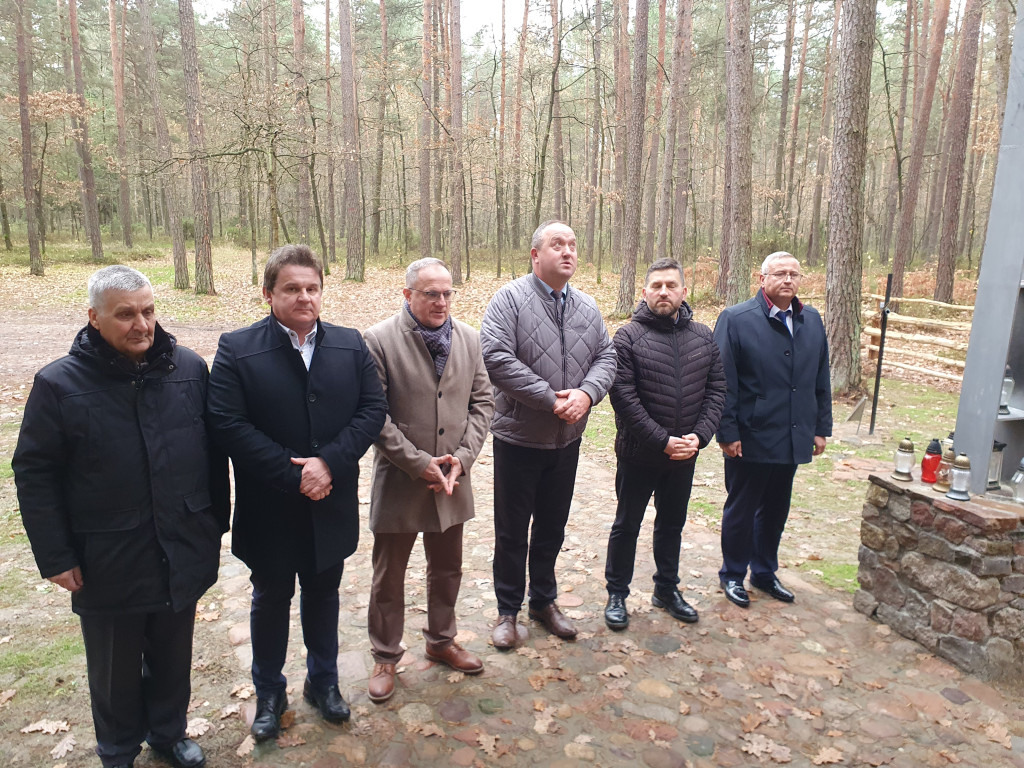 Złożenie kwiatów przez delegację RaSIL i RG