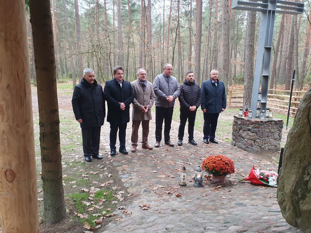 Złożenie kwiatów przez delegację RaSIL i RG