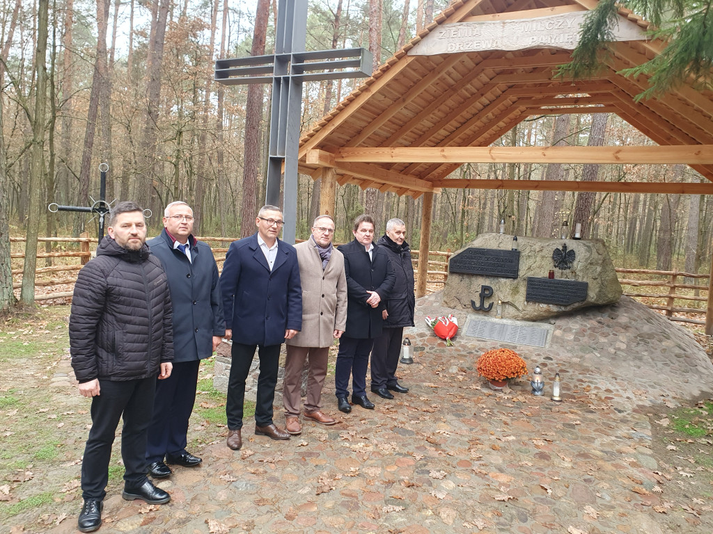 Złożenie kwiatów przez delegację RaSIL i RG