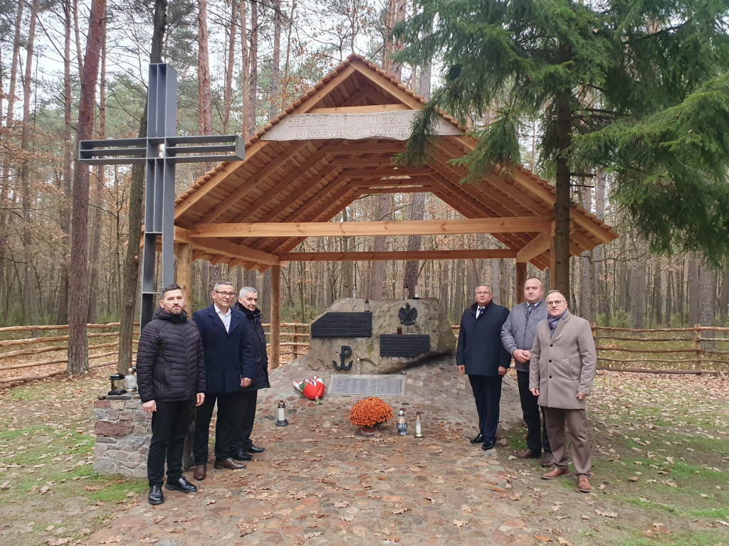 Złożenie kwiatów przez delegację RaSIL i RG
