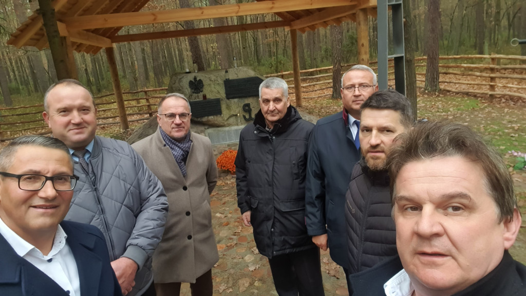 Złożenie kwiatów przez delegację RaSIL i RG