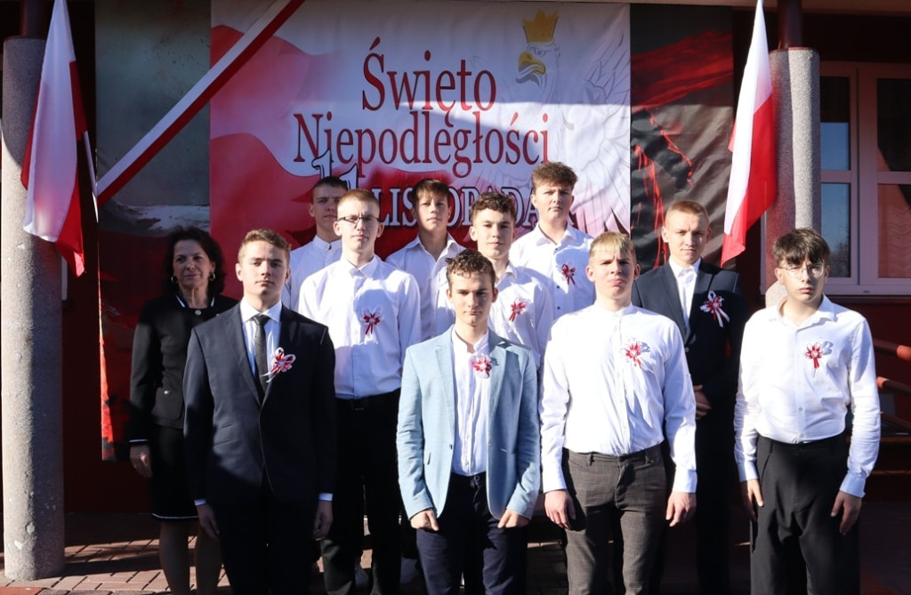 Akcja >>Szkoła do Hymnu<< w ZSR w Woli Osowińskiej