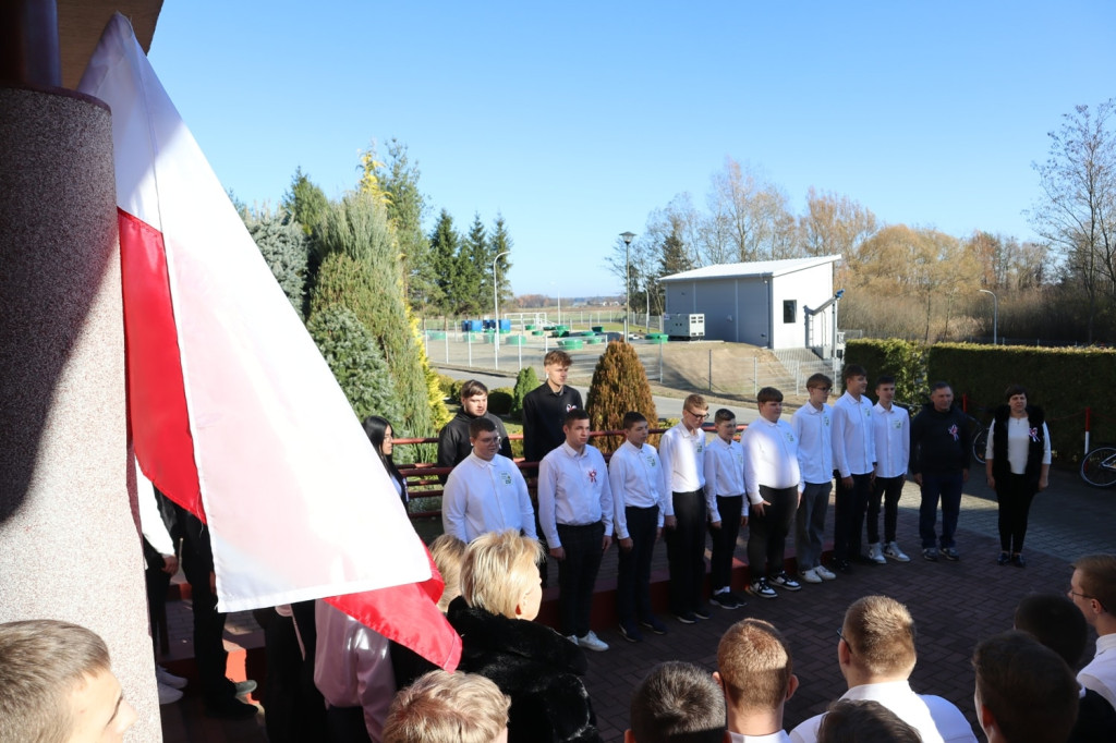 Akcja >>Szkoła do Hymnu<< w ZSR w Woli Osowińskiej