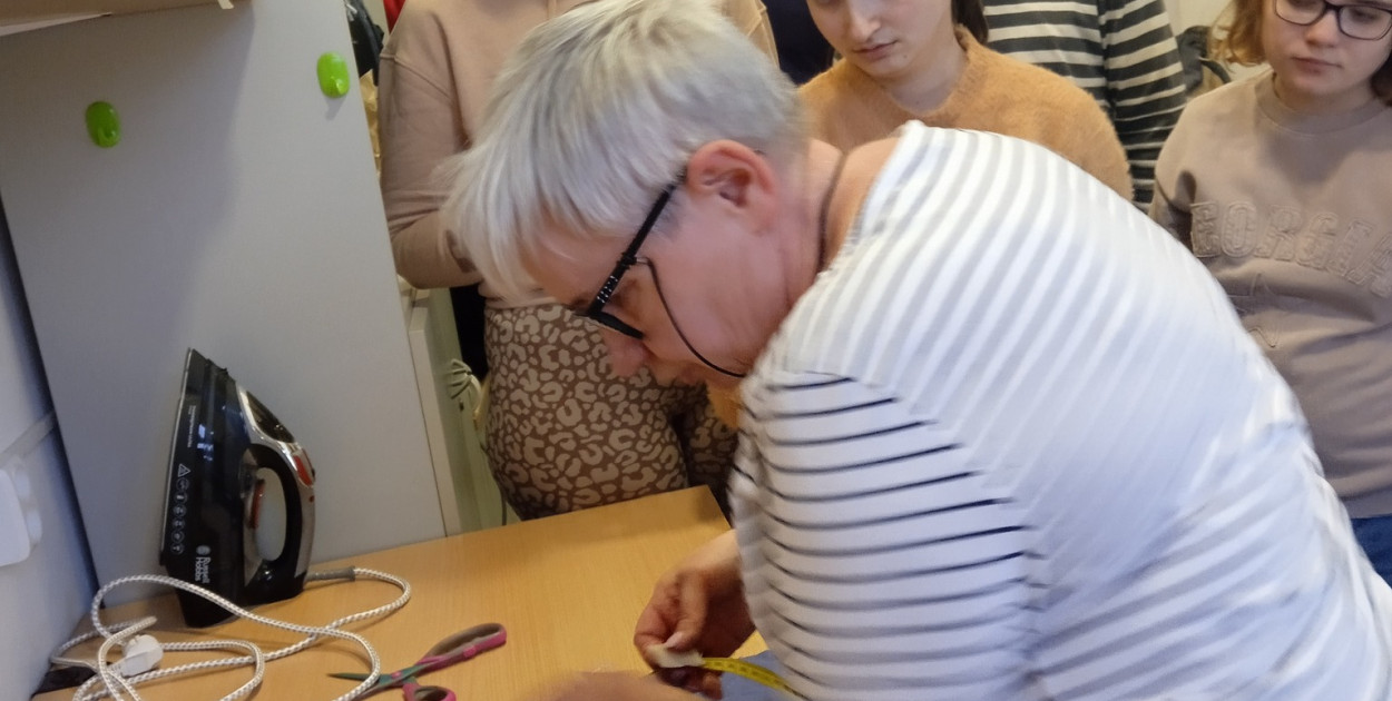 Wizyta uczniów SOSW u krawcowej