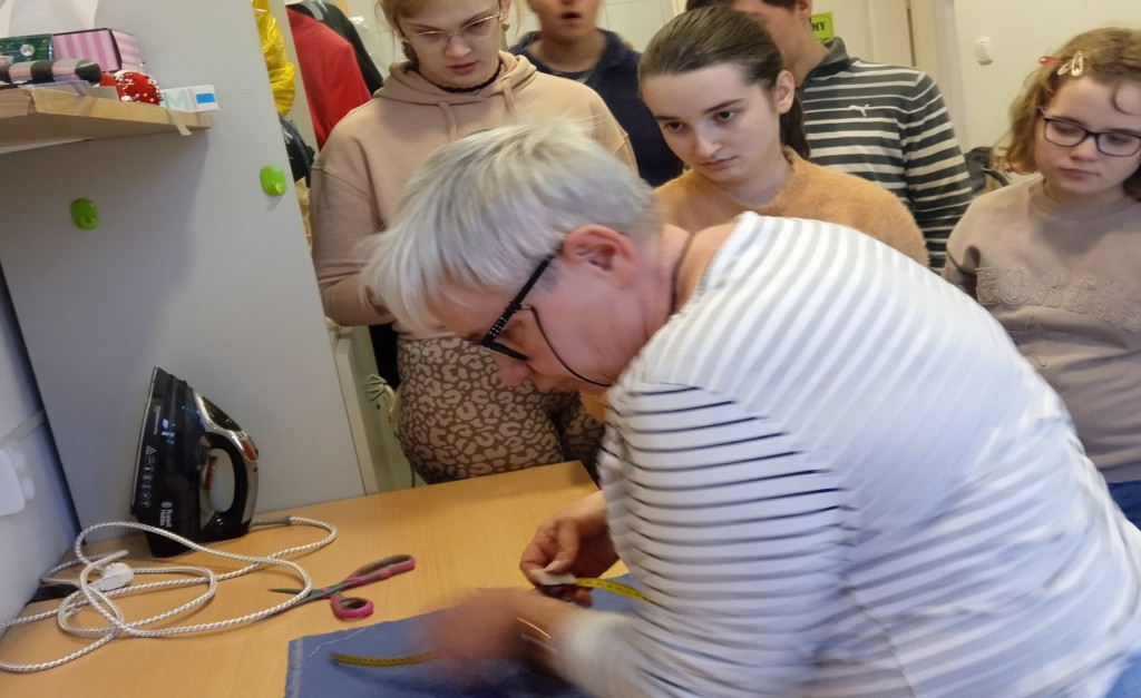 Wizyta uczniów SOSW u krawcowej