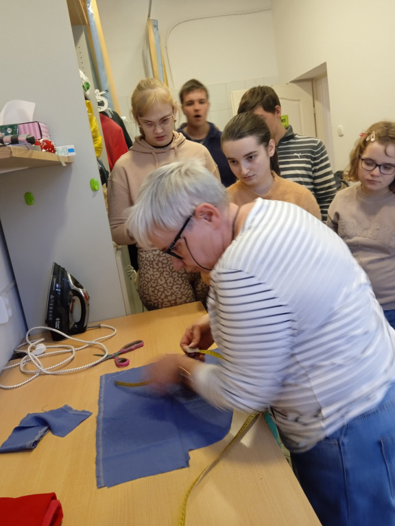 Wizyta uczniów SOSW u krawcowej