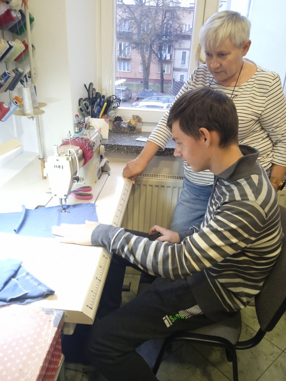 Wizyta uczniów SOSW u krawcowej