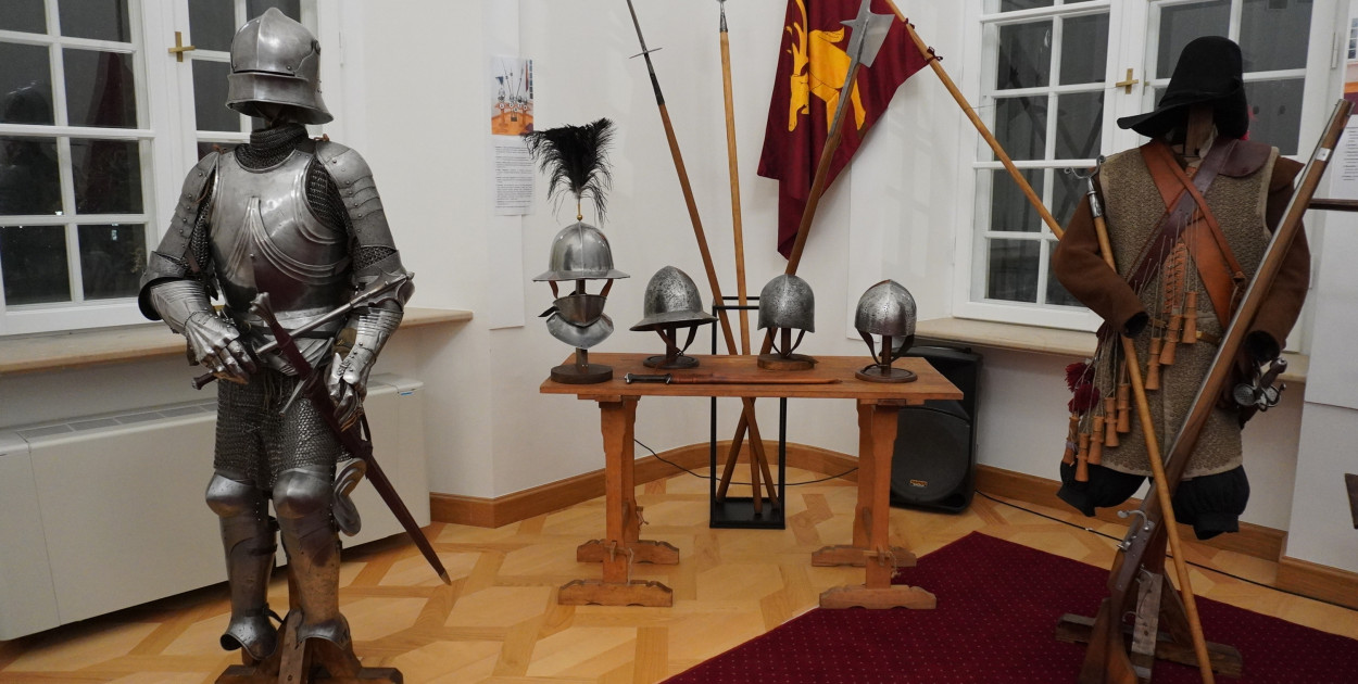 Wystawa >>Proch i stal<< w pałacu