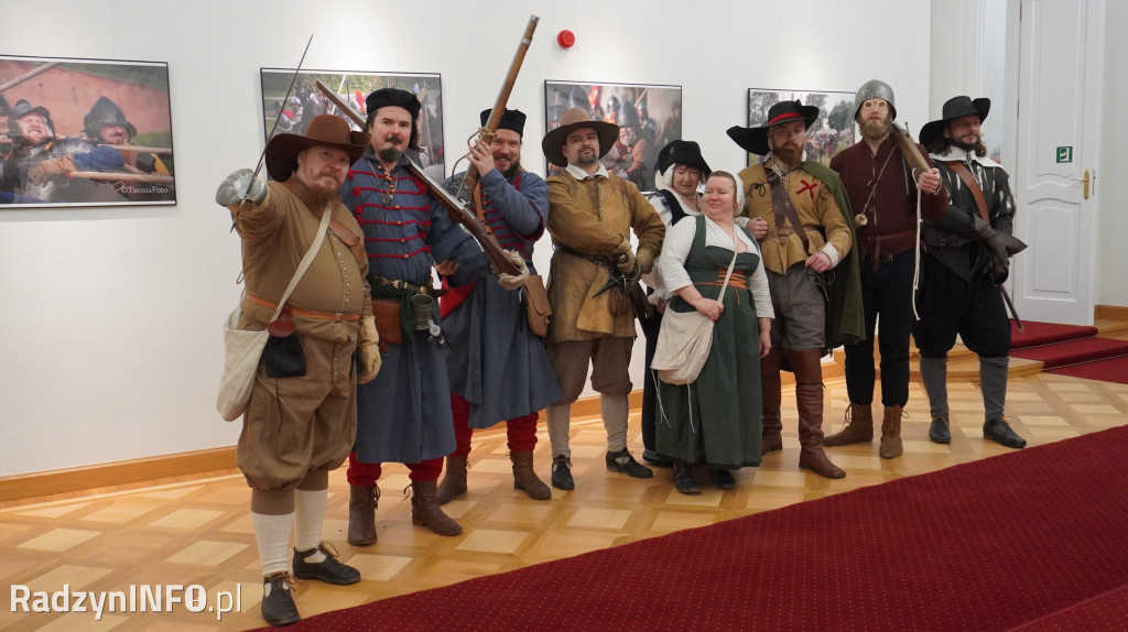 Wystawa >>Proch i stal<< w pałacu