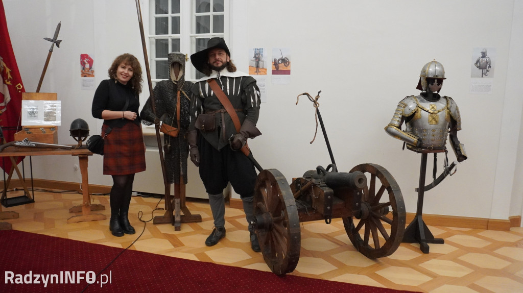 Wystawa >>Proch i stal<< w pałacu