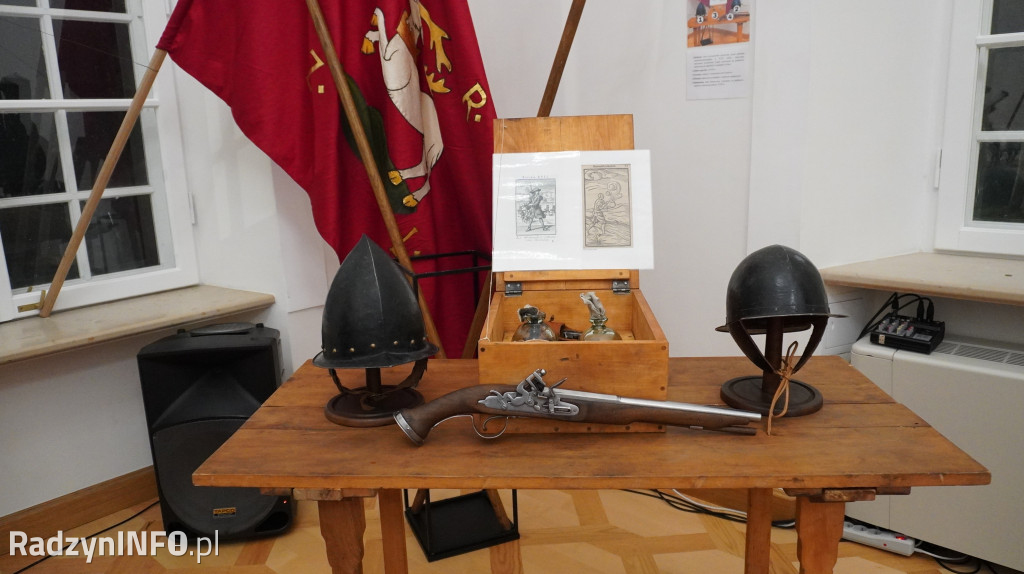 Wystawa >>Proch i stal<< w pałacu