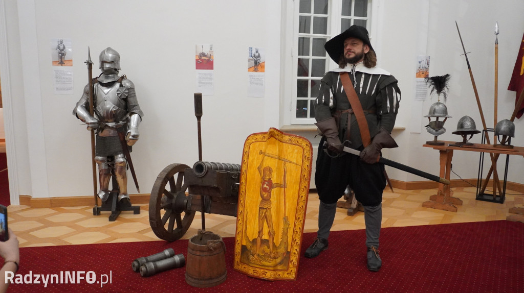 Wystawa >>Proch i stal<< w pałacu