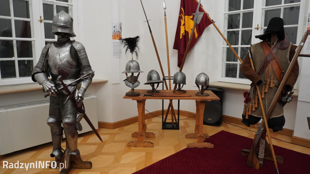 Wystawa >>Proch i stal<< w pałacu