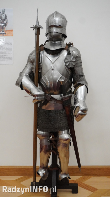 Wystawa >>Proch i stal<< w pałacu