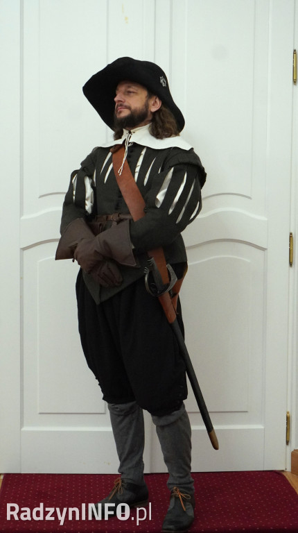 Wystawa >>Proch i stal<< w pałacu