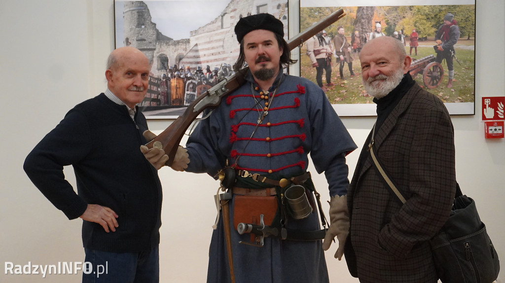 Wystawa >>Proch i stal<< w pałacu