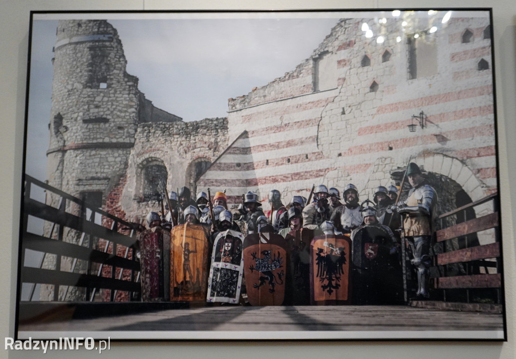 Wystawa >>Proch i stal<< w pałacu