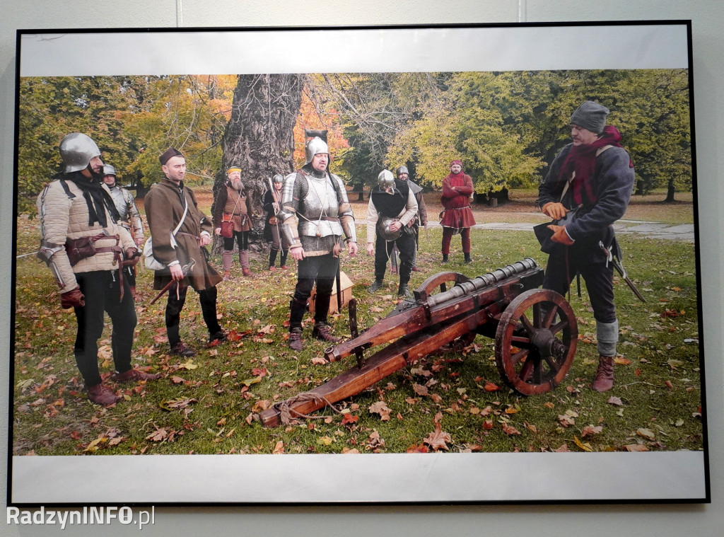 Wystawa >>Proch i stal<< w pałacu