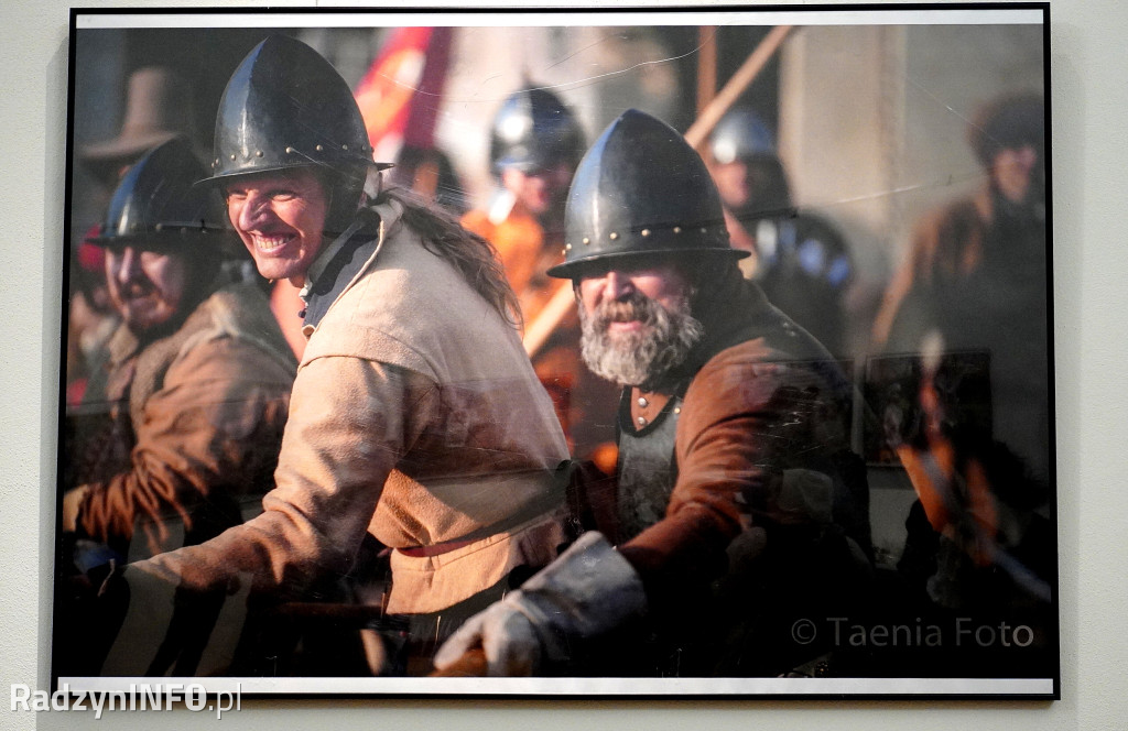 Wystawa >>Proch i stal<< w pałacu