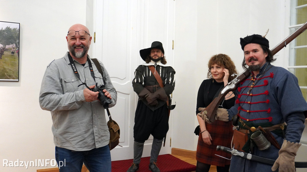 Wystawa >>Proch i stal<< w pałacu