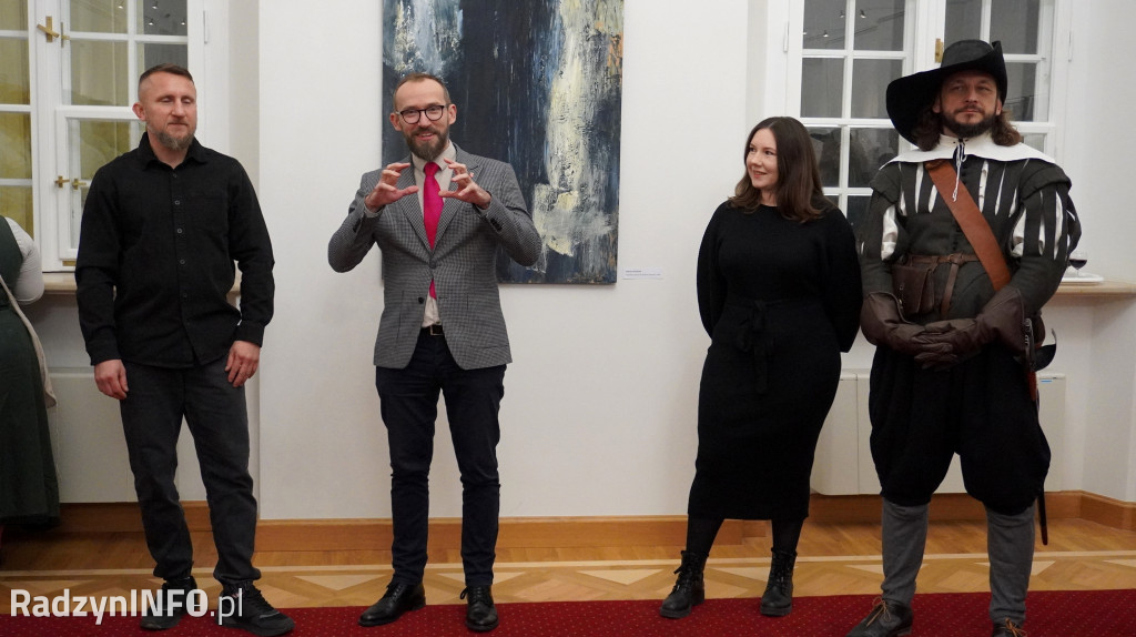 Wystawa >>Proch i stal<< w pałacu