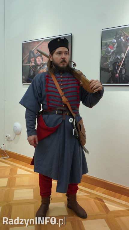 Wystawa >>Proch i stal<< w pałacu