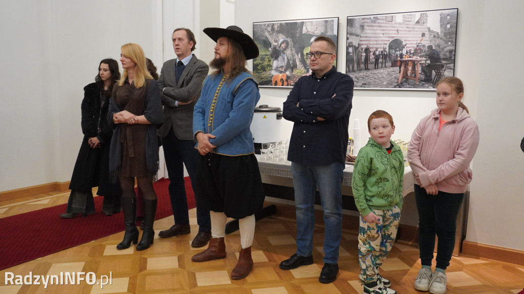 Wystawa >>Proch i stal<< w pałacu