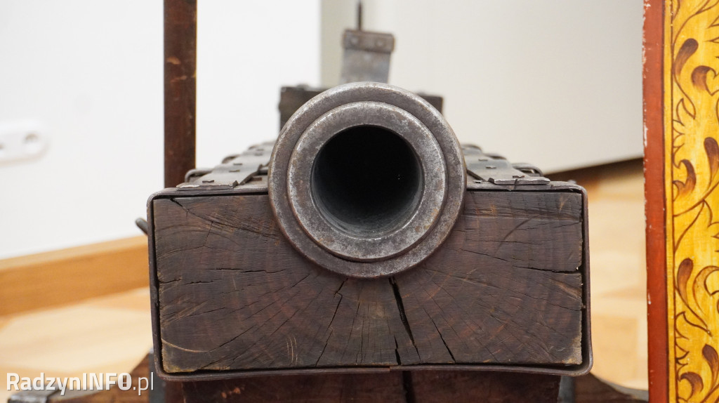 Wystawa >>Proch i stal<< w pałacu