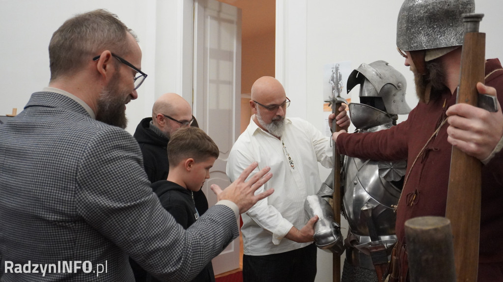 Wystawa >>Proch i stal<< w pałacu