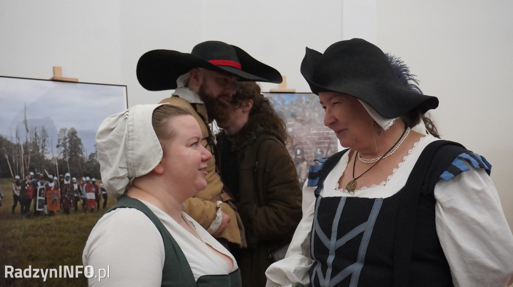 Wystawa >>Proch i stal<< w pałacu