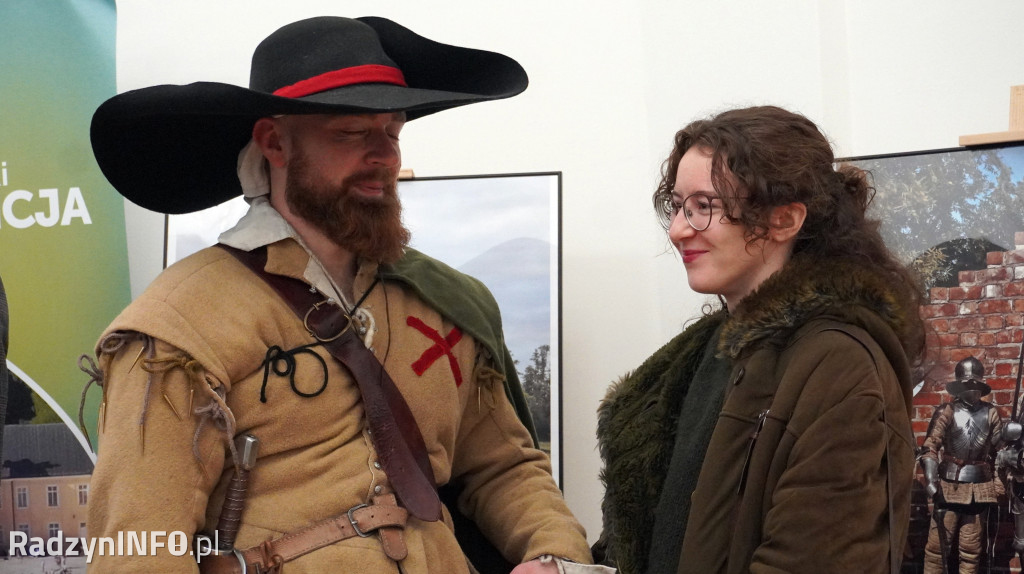 Wystawa >>Proch i stal<< w pałacu