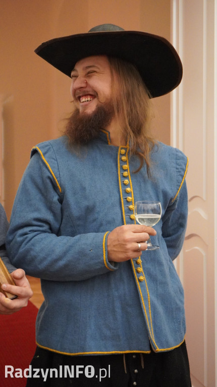 Wystawa >>Proch i stal<< w pałacu