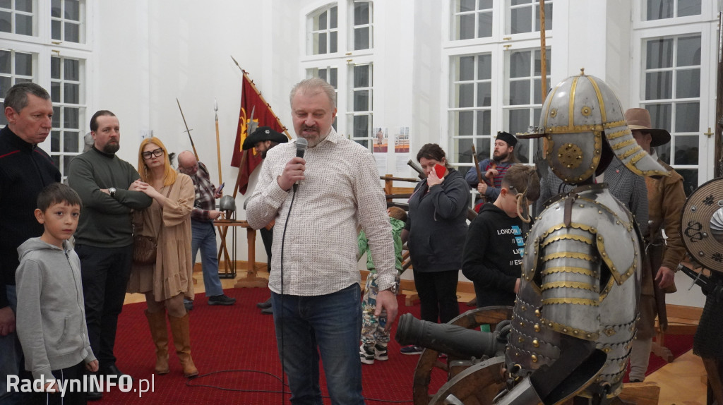 Wystawa >>Proch i stal<< w pałacu