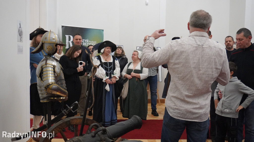 Wystawa >>Proch i stal<< w pałacu